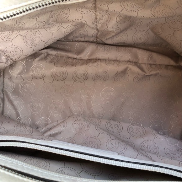 Attractive White Michael Kors Tote - Picture 9 of 10